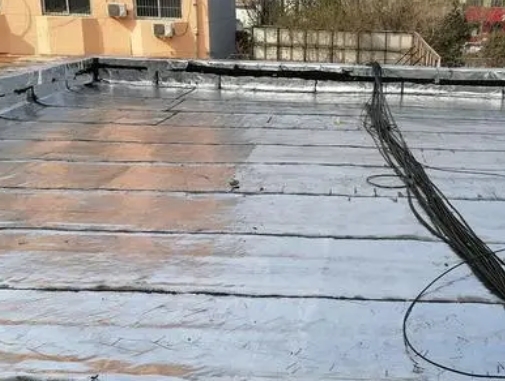 新疆卫生间漏水维修公司分享下新疆屋面楼顶防水刚性防水层施工要点。